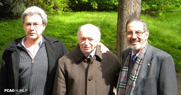 La imagen muestra a la izq. al Dr. Ruben Vázquez, en el centro al Dr. Alejandro Feinstein y a la der., al Dr. Hugo Marraco, en el parque de FCAG.
